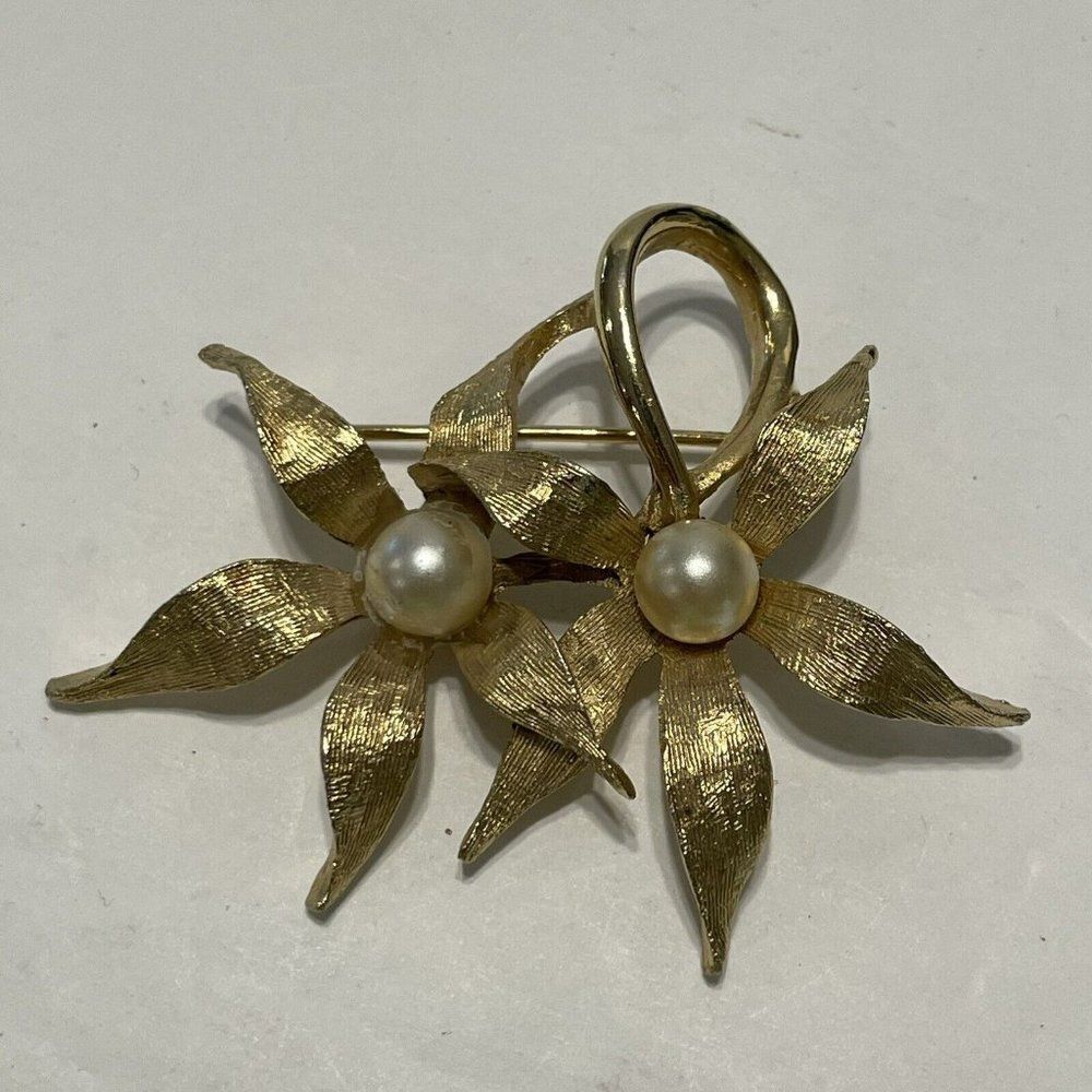 Vintage Double Floral Pearl Center Figural Pin Brooch Gold Tone